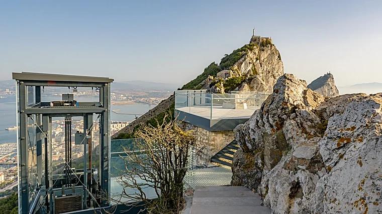 Some 30,000 kilos of steel were used to build this high-rise platform.