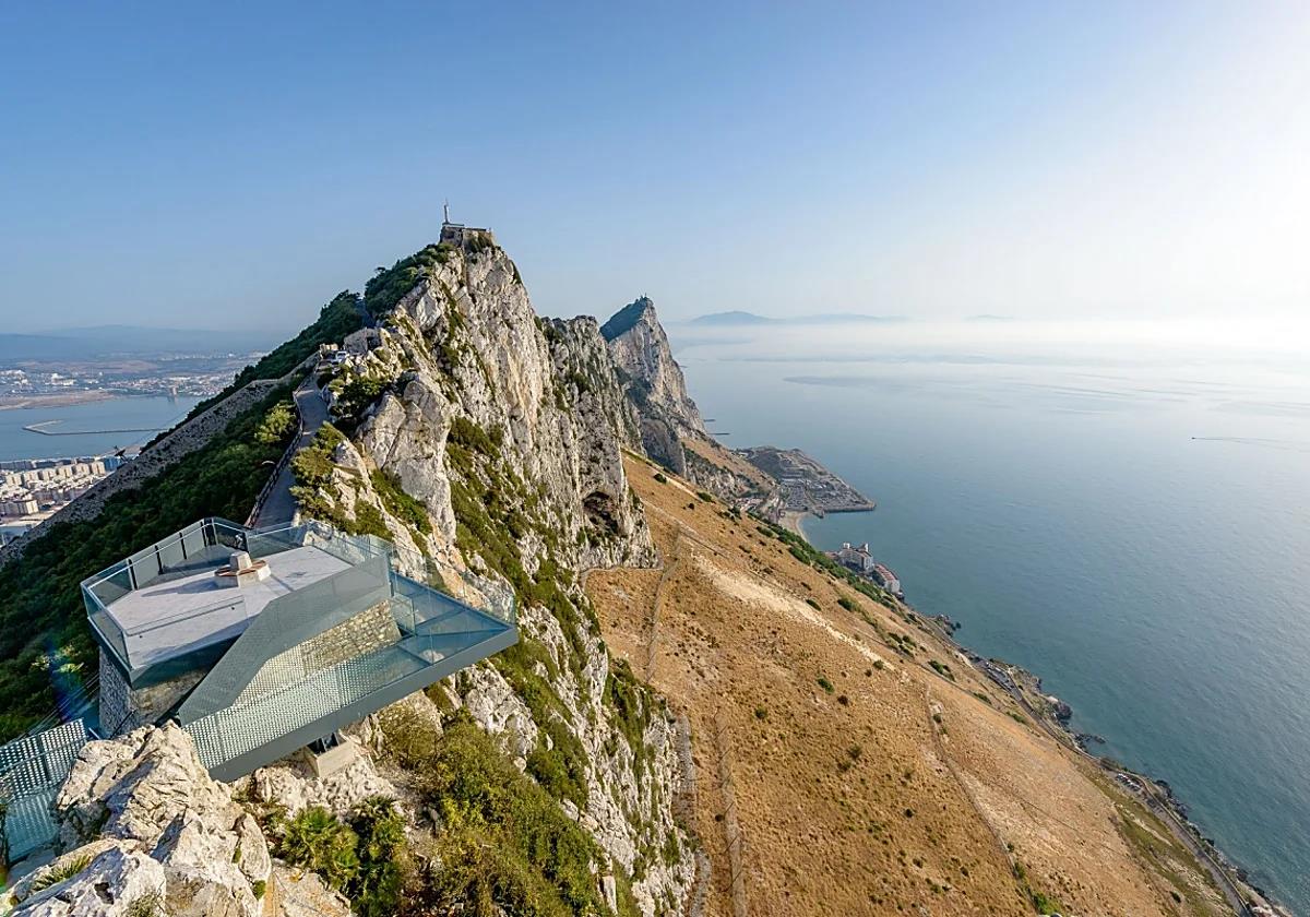 From this privileged vantage point you can access a network of trails that lead to some of Gibraltar's most iconic sites.