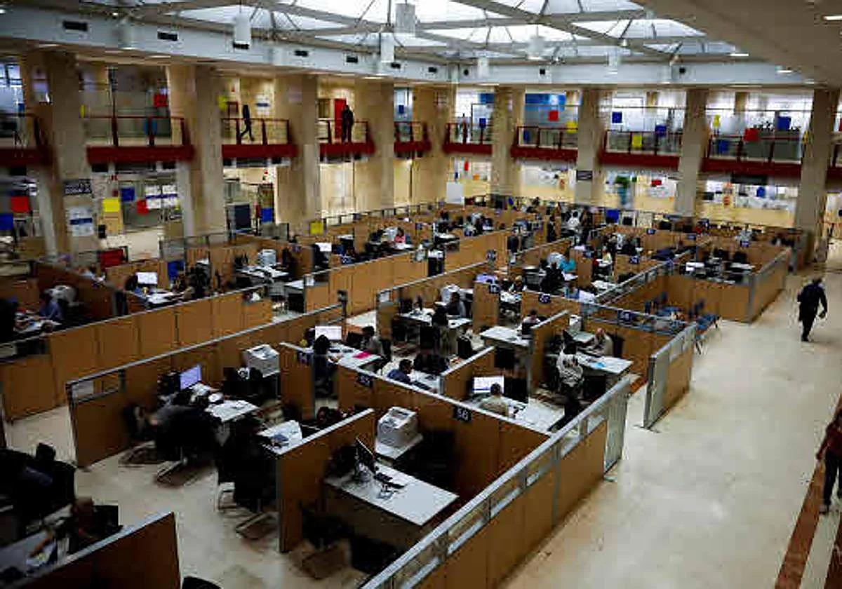 Spanish government offers to gradually increase civil servants' salaries by 10%