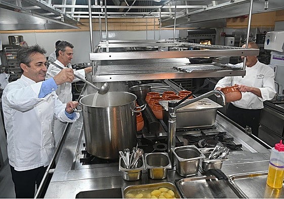 José Carlos García and the Los Monteros team prepare the stew.