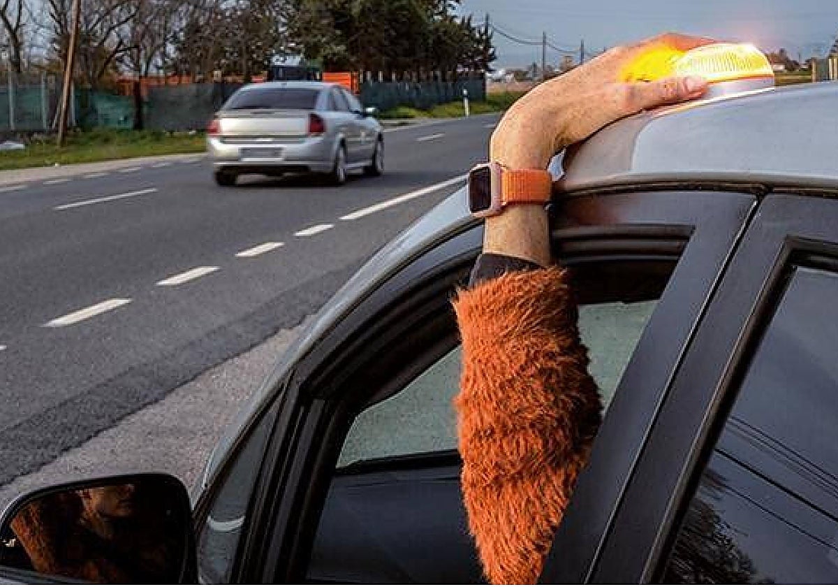 Data protection agency offers advice about 'connected' V-16 safety beacons, mandatory for vehicles on Spain's roads from 1 January