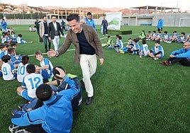 The mayor of Torrox, Óscar Medina, greets several children at the new sports facilities on the coast.