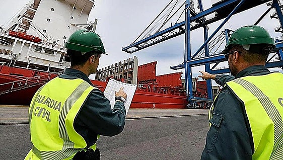 Border control officer detained at port in Spain with 120 kilos of cocaine in his patrol car