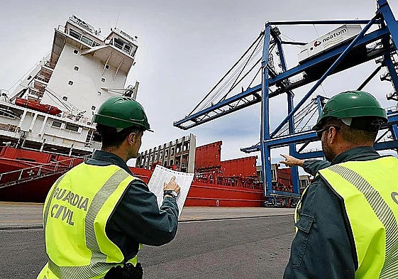 File image of Guardia Civil officers at Bilbao port.