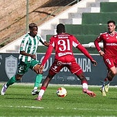 Antequera's Nico Njalla carries the ball.
