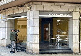 Entrance to the Mireia dental clinic in Alzira (Valencia).
