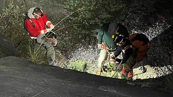 Marbella firefighters rescue three Belgian hikers trapped in steep area