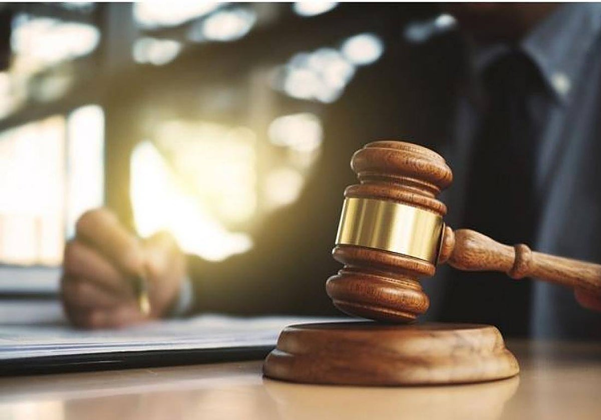 Company that fired employee for missing four days without justification is ordered to reinstate her or pay her 8,300 euros in compensation