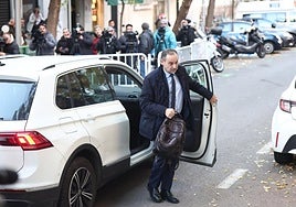 Ábalos arrives with his backpack.