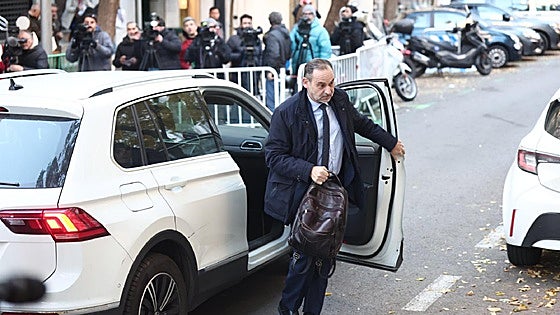Former Spanish minister Ábalos and ex-adviser Koldo sent to prison ahead of corruption trial