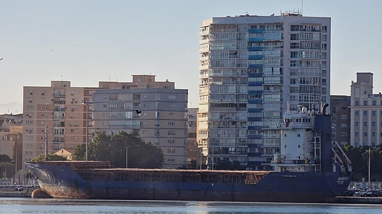 Malaga rescues a ship that had been adrift for several days with 17 crew members without food or fuel