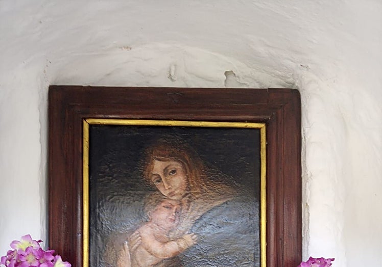 Canvas of the Virgin of Bethlehem. The painting is of no particular artistic value, but it has great religious devotion among the people of Riogordo.