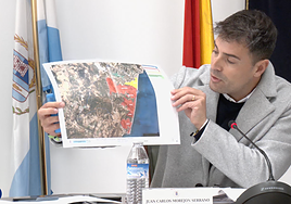 Urban planning councillor Juan Carlos Morejón shows the most saturated tourist areas of the municipality during the council meeting.