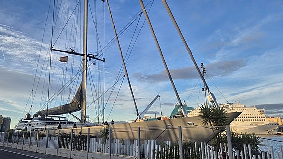 Record-breaking sailing ship anchors at Malaga port