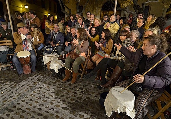 A zambombá. Musicians play zambombas while others clap and singalong.