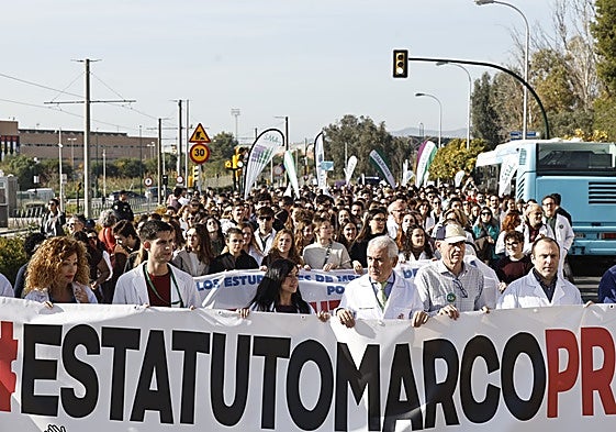 Image of the front line to the demo on Tuesday 9 December, Malaga city.