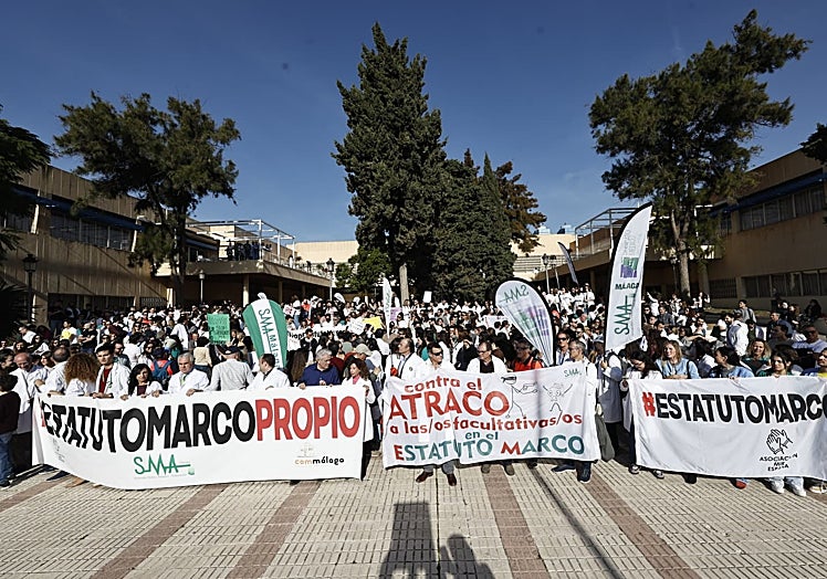 Image of the protest rally at the gates of the Faculty of Medicine for the University of Malaga (UMA).