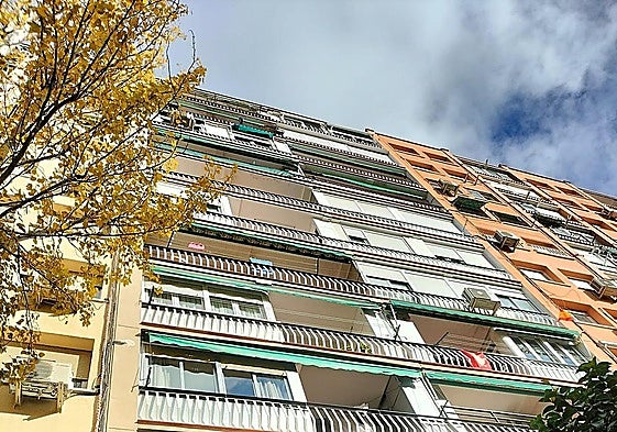 Woman dies in Madrid after falling from tenth floor with her three-year-old twins, both fighting for their lives in hospital