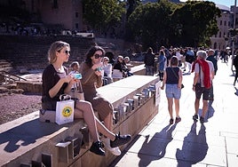 Short sleeves in the middle of December in Malaga city.
