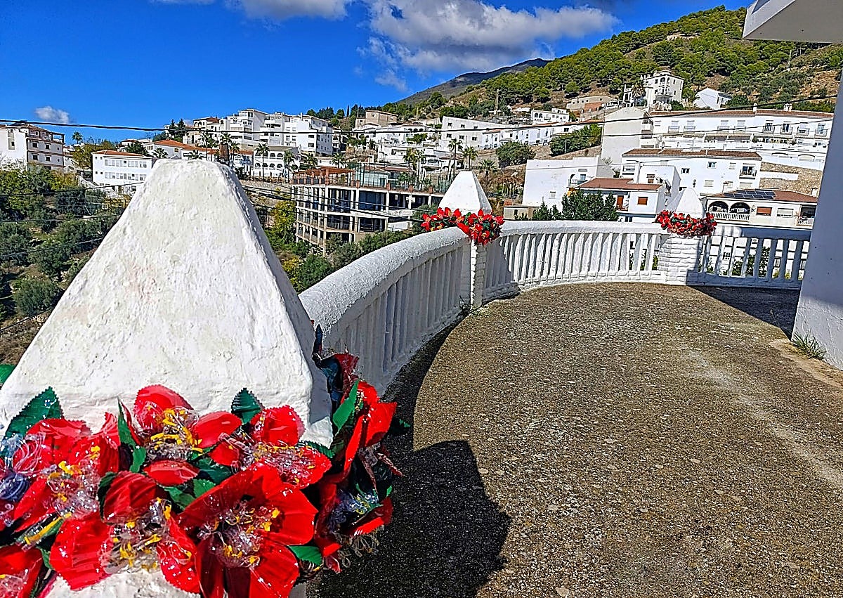 Imagen secundaria 1 - Recycled Christmas decorations around Canillas de Aceituno
