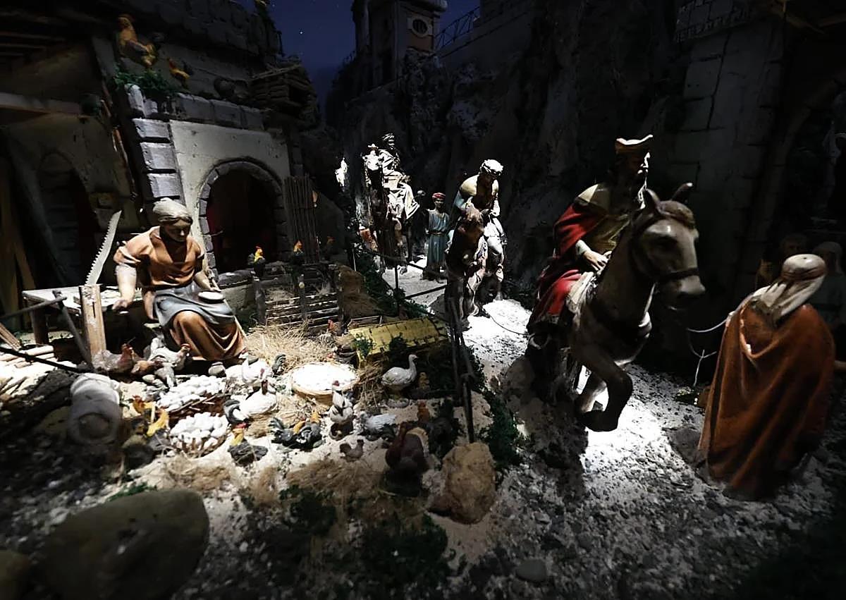 Imagen secundaria 1 - Above, the Provincial Council presents an interactive nativity scene with 1,900 figures. Below, on the left, detail of the Town Hall's nativity scene. On the right, the La Mosca nativity scene brings together some 200 figures in a natural setting. Ñito Salas