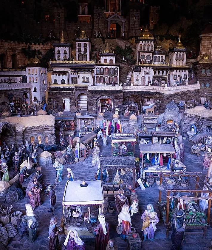 Imagen secundaria 2 - Above, the Provincial Council presents an interactive scene with 1,900 figures. Below, on the left, detail of the Town Hall's nativity scene. On the right, the La Mosca Nativity scene brings together some 200 figures in a natural setting. Ñito Salas