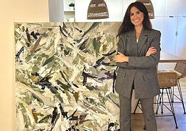 Marta Ankersmit, next to 'Texturas en Movimiento', one of the works in the exhibition.