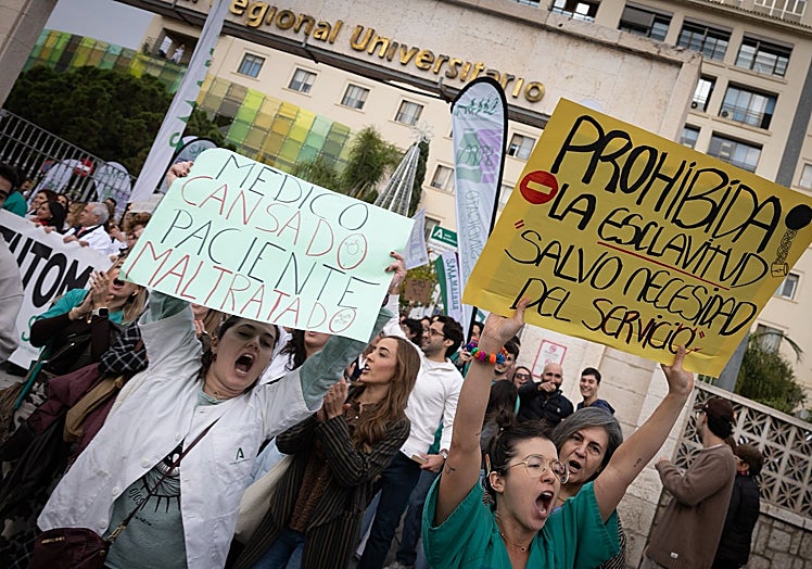 Other banners from Thursday's rally demonstration in front of Hospital Regional.