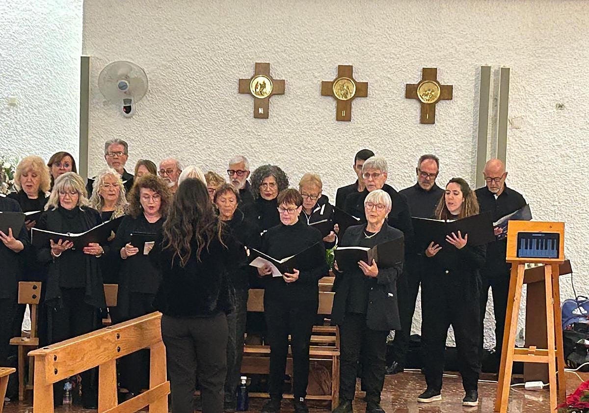 Imagen principal - Nerja charity carol service raises more than 1,000 euros