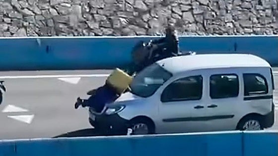 Man arrested for reckless driving and endangering the life of Glovo delivery worker who he carried on van bonnet in Algeciras