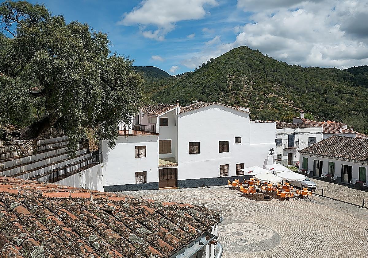 This bullring is located in the centre of the Huelva municipality of Linares de la Sierra.