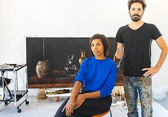 Flor Reiners and Fabio Baroli, in front of a piece by the Brazilian artist, at Finca Las Tinajas in Marbella.