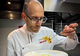 Sergio González with his award-winning 'Falsomacarron' of custard apple with carbonara.