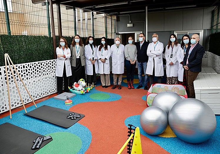 Photo of the medical staff and officials who attended the inauguration.