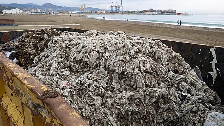 Storms and lack of civic awareness fill Malaga city beach with wet wipes