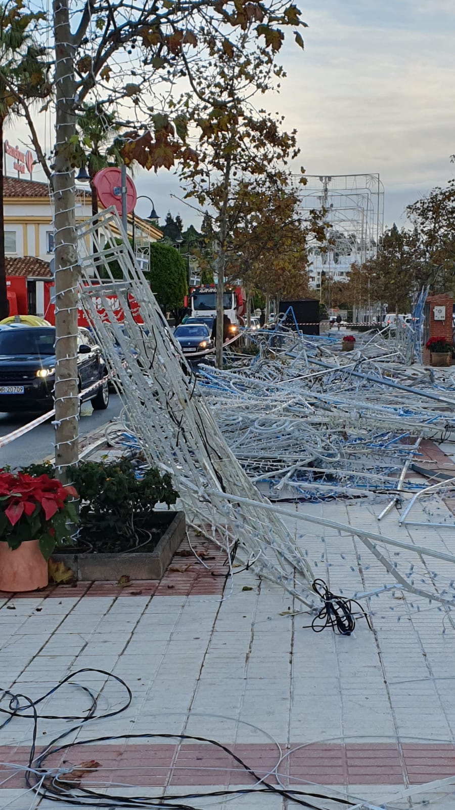 Wind damage in Mijas, where trees have fallen as well as some of the Christmas lights