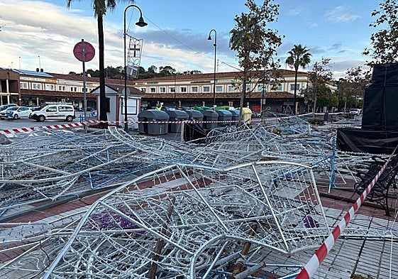 The tornado caused the collapse of the Christmas lighting on the La Cala boulevard.