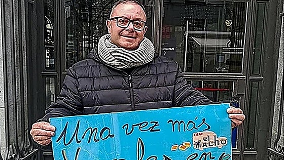 Meet the man who has been queuing for more than a week to be first in the audience for Spain's huge Christmas lottery draw