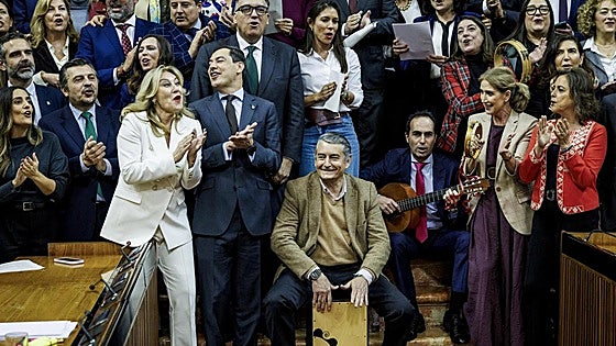 Watch as Andalusian parliament bids farewell until 2026 by singing Christmas carols