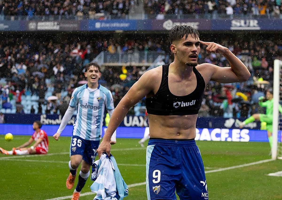 Imagen secundaria 1 - Malaga CF cap turbulent year with convincing derby win in front of the fans