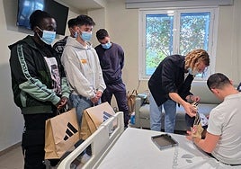 The Marbella FC players presented children with footballs and shirts.