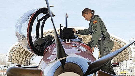 Spain's Princess Leonor flies solo as part of her military training