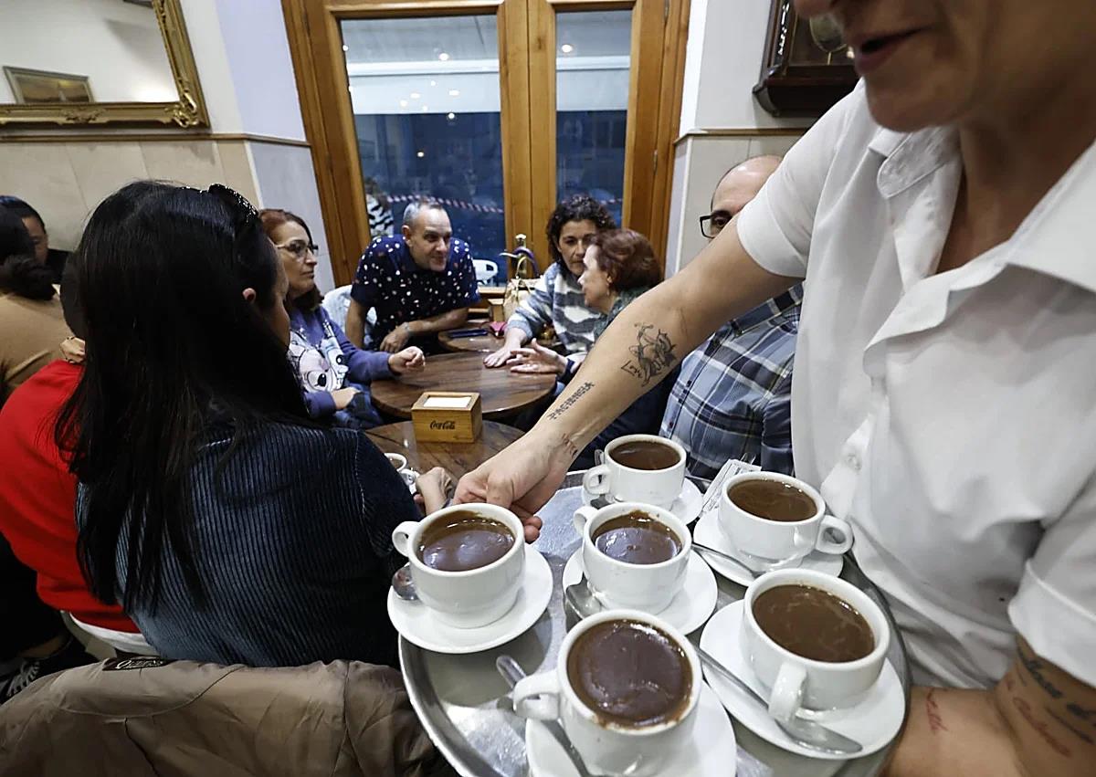Imagen secundaria 1 - Capital of the Costa del Sol goes crazy for churros at Christmas: 'We make around 1,500 a day'