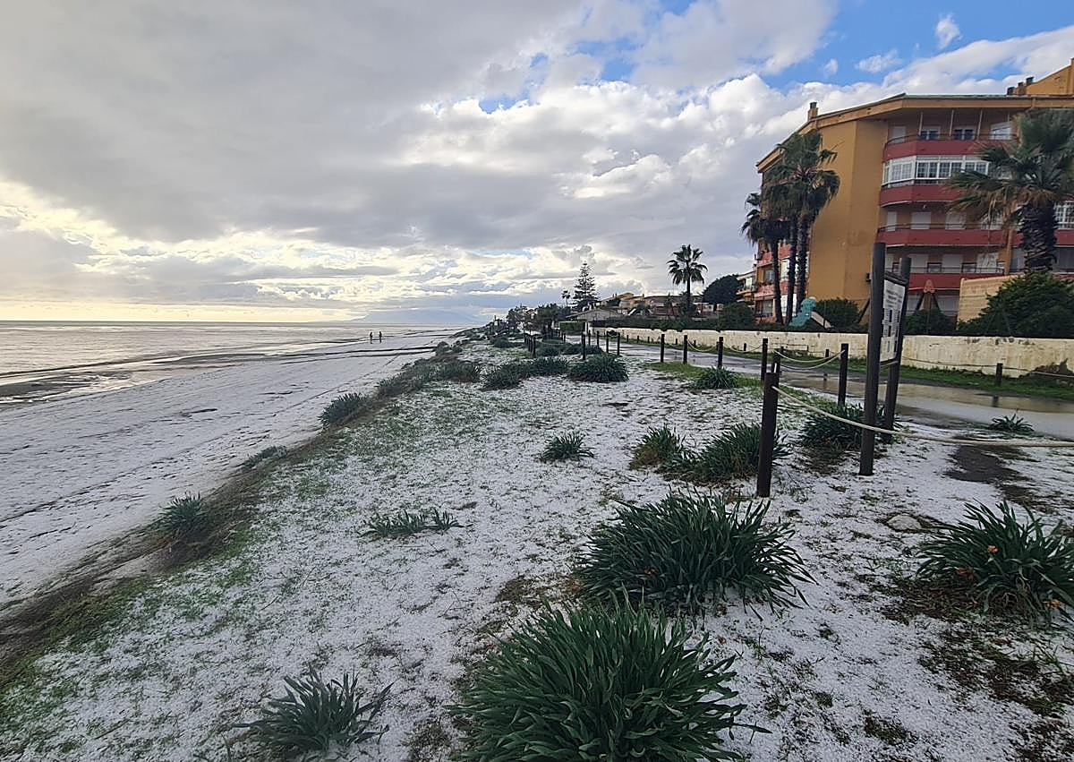 Imagen secundaria 1 - Three images of the hailstorm in Rincón de la Victoria. 