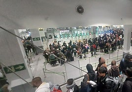 Long arrival queues at passport control at Malaga Airport the weekend before Christmas.