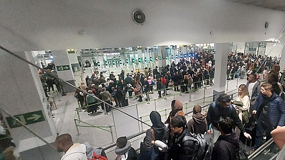 Airlines warn passengers of long queues at Malaga Airport due to passport checks at border control