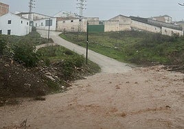 The Los Ángeles stream, as it passes through Ardales, has overflowed its banks following the heavy rains of the last few hours.