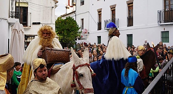 Five unique Three Kings celebrations in the province: people throw cakes, drag tins or give out churros