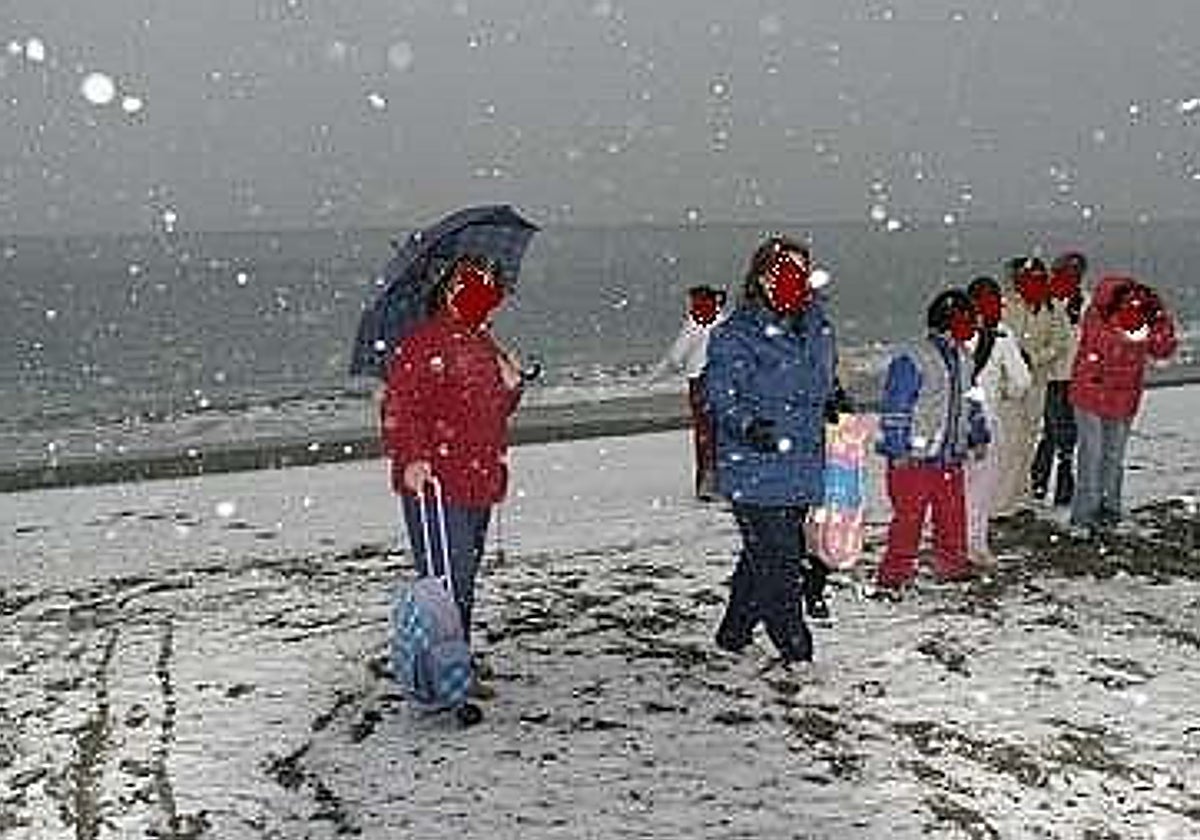 Historic snowfall on the beaches of the eastern coast in January 2005.