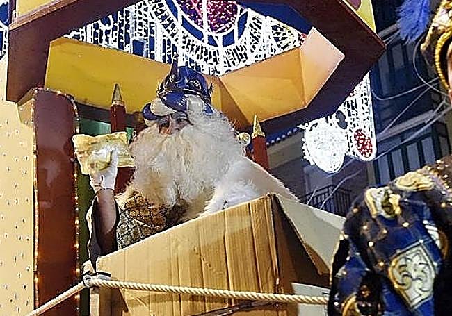 King Gaspar throws bread rolls.